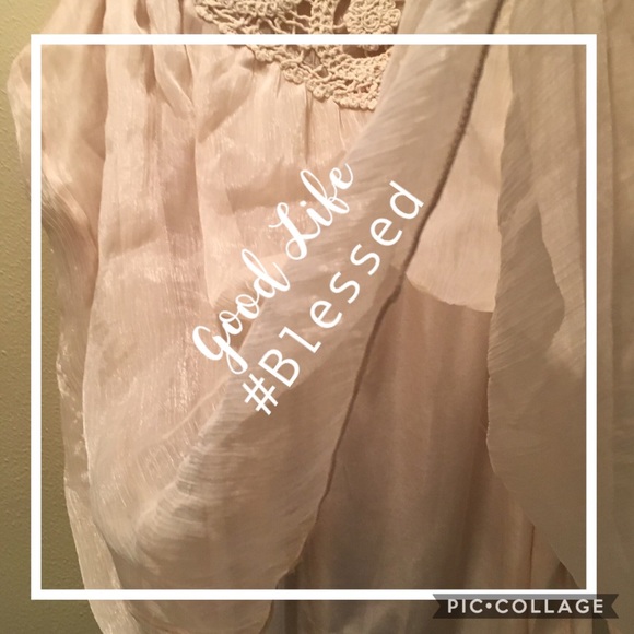 Sleeveless, knitted and flowy. - Picture 5 of 5